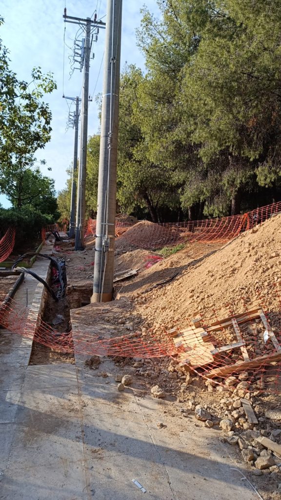 ζημιές κατά την διάρκεια εκσκαφών τοποθέτησης καλωδίων ηλεκτρικού ρεύματος επί της οδού Αναγεννήσεως